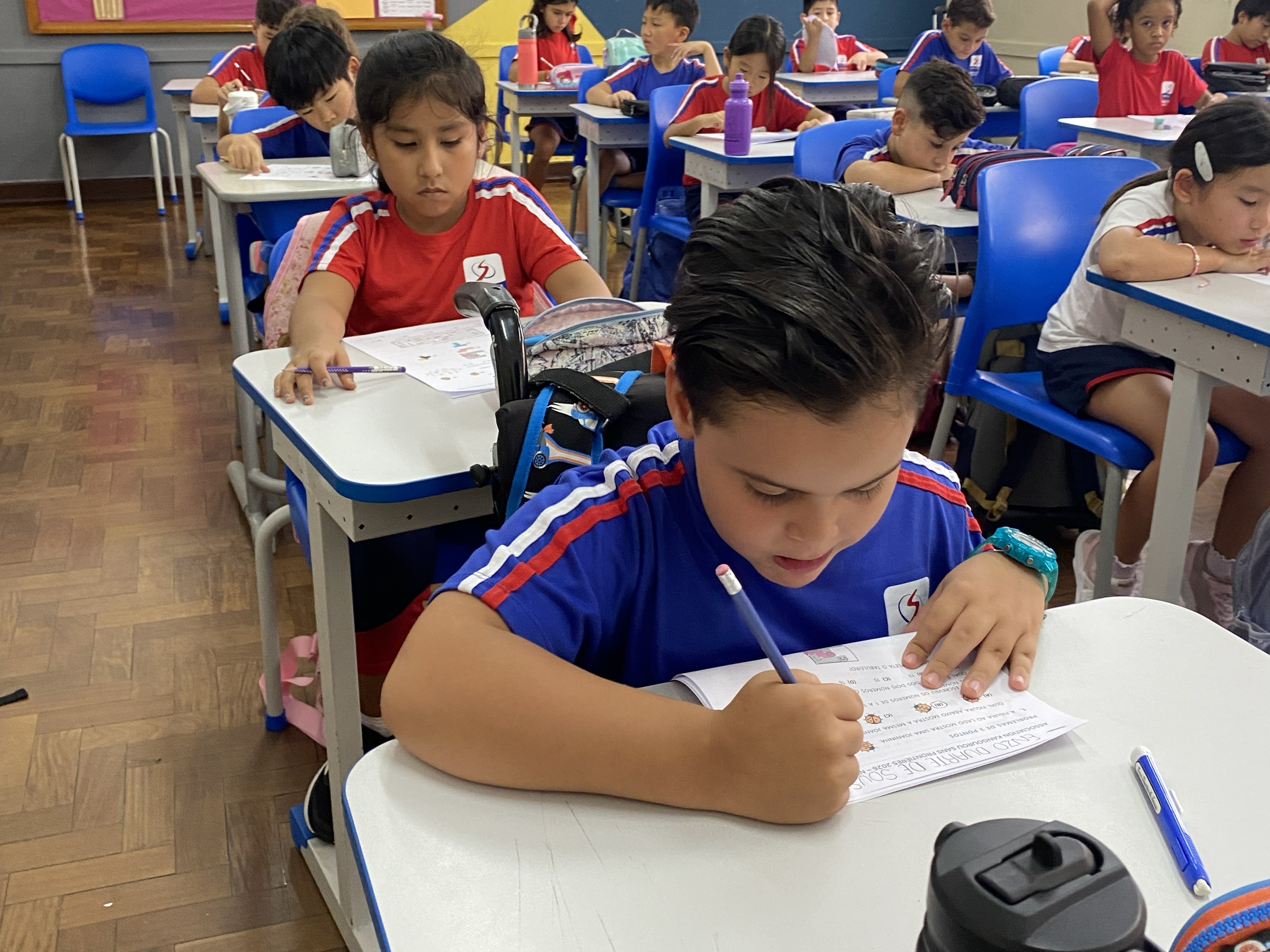 Estudantes realizam a prova da Olimpíada Canguru de Matemática